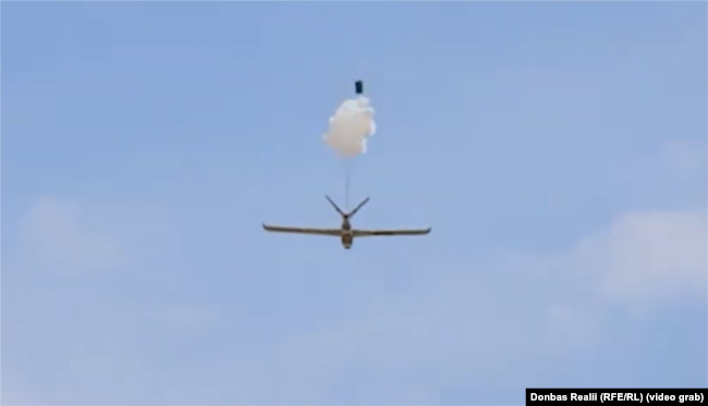 «Backfire сідає на землю за допомогою парашута»