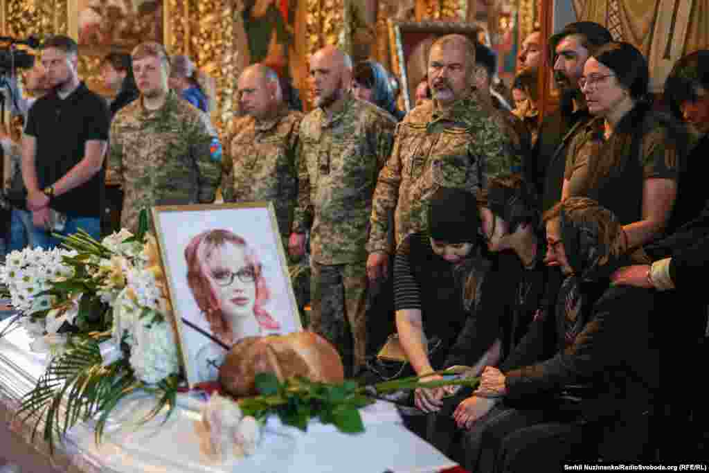 Старша Віра навчалася в коледжі. За словами викладача, дівчина була дуже талановита. Її називали Матір'ю Терезою, оскільки вона завжди була готова всім допомогти