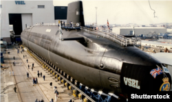 Спуск на воду британського підводного човна HMS Vanguard в графстві Камбрія. Цю субмарину, здатну нести ядерну зброю, спустили на воду у 1992 році