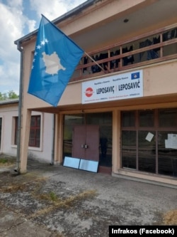 Vendosja e simboleve të Kosovës në objektin hekurudhor në Leposaviq.