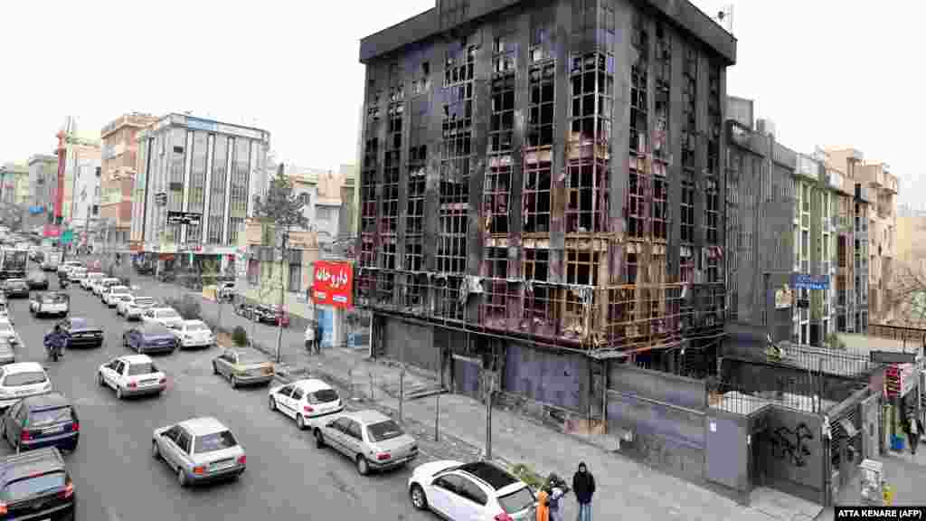 Izgorjela zgrada u centru Teherana.Američka organizacija za ljudska prava HRANA navodi da je tokom gušenja protesta širom Irana ubijeno više od 4.500 ljudi, dok su desetine hiljada osoba uhapšene.