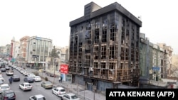 Tehranda etiraz aksiyaları zamanı yanmış bina.