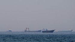 نمایی از کشتی‌ها و لنج‌های ماهیگیری در سواحل راس مسندام عمان در نزدیکی تنگهٔ هرمز