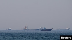 Anije dhe varka në Ngushticën e Hormuzit. Fotografi nga arkivi.