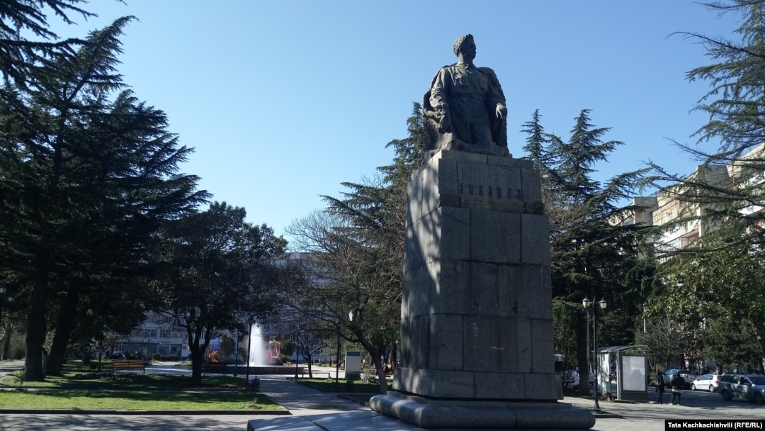 Жалаңаш қыз жатып алып қол бұлғап тұр