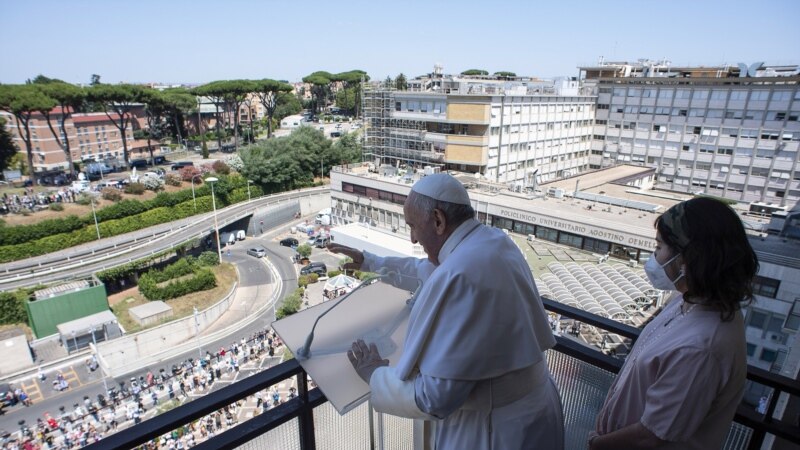 Papa udhëheq lutjet nga ballkoni i spitalit