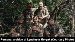 Молодший сержант Сергій Моряк (по центру) зі своїми побратимами – військовослужбовцями 66-ї бригади