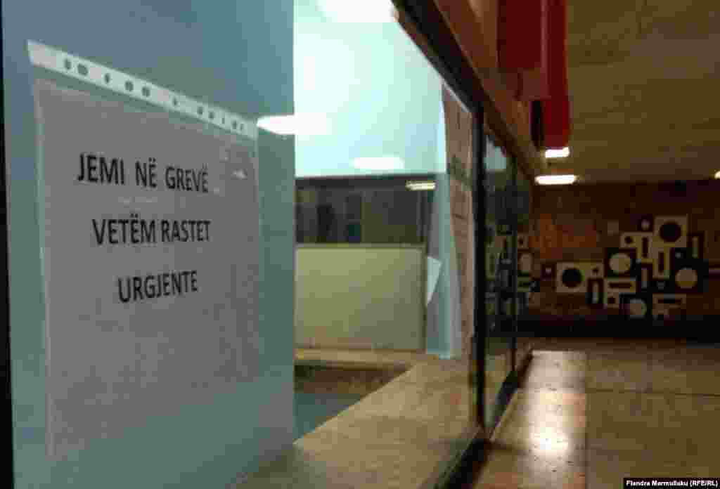 Punëtorët shëndetësorë në Qendrën Klinike Universitare të Kosovës, në grevë për implementimin e kontratës kolektive.