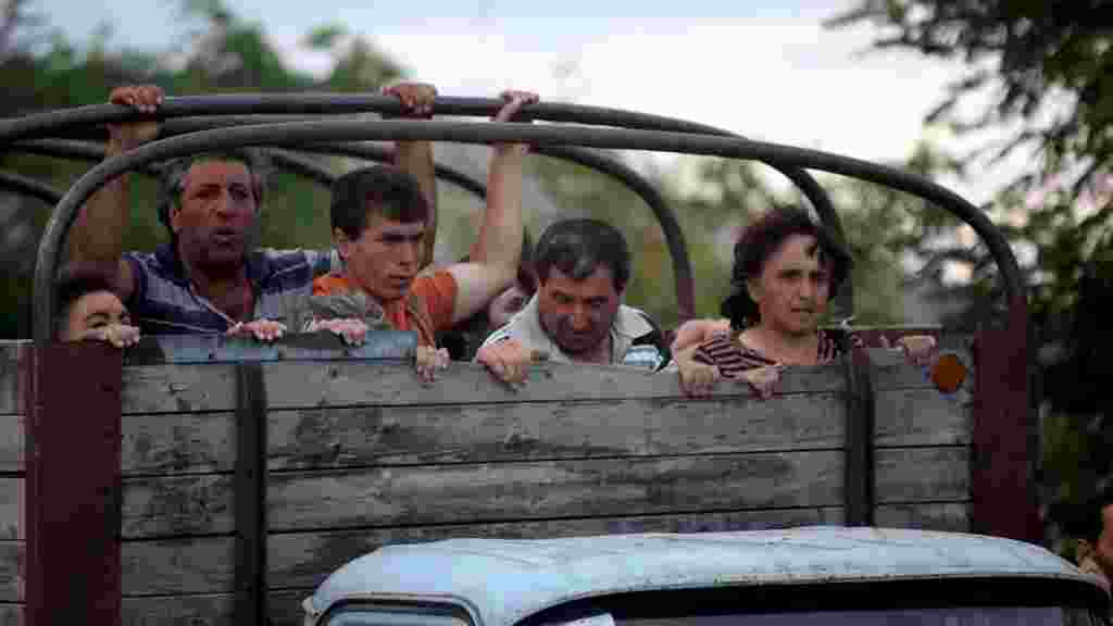 Этнические грузины из окрестных деревень Цхинвали бегут из зоны конфликта, 8 августа