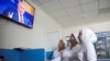 Сотрудницы диспетчерской скорой помощи в Грозном смотрят "прямую линию", 30 июня 2021 г.