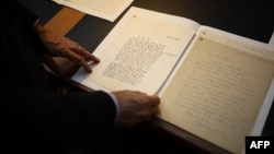 گیوم فو، سرپرست و رئیس بخش نسخه‌های خطی در کتابخانه ملی فرانسه، در جریان رونمایی از مجموعه آثار آلبر کامو و ثبت آن در مجموعه‌های ملی، نامه‌ای از او را می‌خواند.