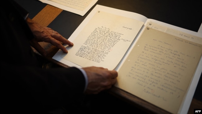 گیوم فو، سرپرست و رئیس بخش نسخه‌های خطی در کتابخانه ملی فرانسه، در جریان رونمایی از مجموعه آثار آلبر کامو و ثبت آن در مجموعه‌های ملی، نامه‌ای از او را می‌خواند.