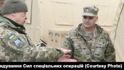 Командувач Сил спеціальних операцій (ССО) Збройних сил України генерал-лейтенант Ігор Луньов (л), командувач ССО Збройних сил США в Європі (U.S. Special Operations Command Europe) генерал-майор Кірк Сміт у навчально-тренувальному центрові Сил спеціальних операцій ЗСУ