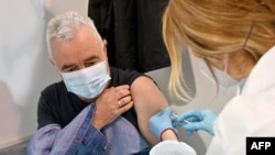 Мужчина получает вакцину «Спутник V». Белград, Сербия, 4 февраля 2021 года.