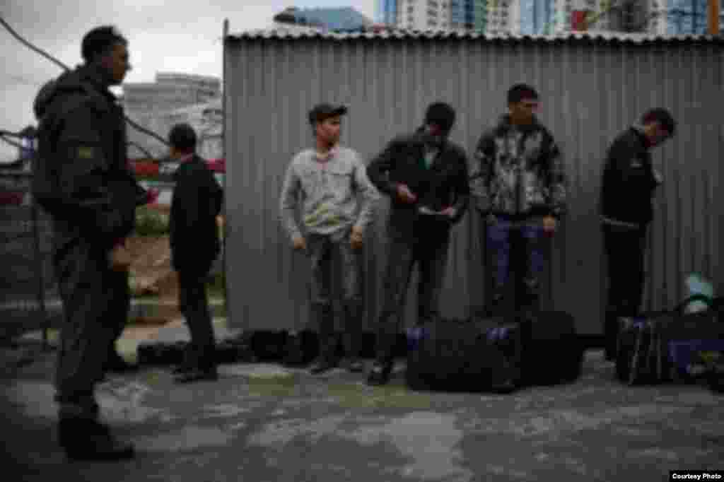 Мақомоти Русия мегӯянд, аз як "шаҳрак"-и муҳоҷирон дар Новая Москва 258 муҳоҷир, аз ҷумла тоҷиконро дастгир кардаанд. 