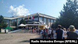 Македонски граѓани на вакцинирање во Спортската сала во Врање, архивска фотографија