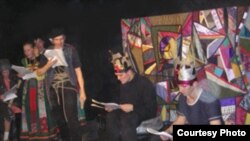 Участники Лаборатории театра кукол ищут новую, свежую драматургию, и тут же опробуют ее на сцене. [Фото — <a href="http://newdrama.spb.ru/" target=_blank>«Новая драма»</a>]