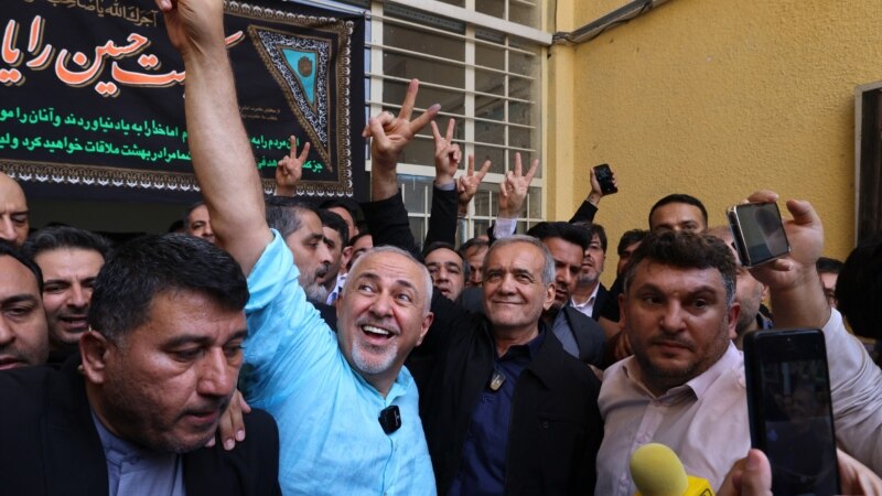 هشدار امامان جمعه به پزشکیان درباره ترکیب کابینه؛ ظریف رئیس شورای راهبری دولت جدید شد