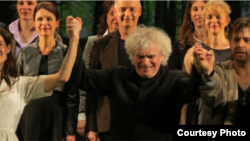 Sir Simon Rattle salută publicul la spectacolul cu „Flautul fermecat” de la Baden-Baden