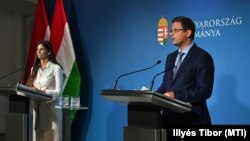 Szentkirályi Alexandra kormányszóvivő és Gulyás Gergely Miniszterelnökséget vezető miniszter sajtótájékoztatón Budapesten, 2021. július 7-én