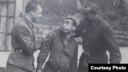 Arif Quliyev əsgərlikdə komik səhnəcikdə