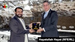 د کندهار والي حیاتالله حیات او د ناټو ملکي سفیر ستیفانو پونتېکورو