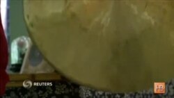 Китайский художник рисует картины языком