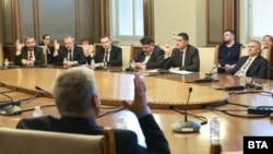 Депутати от ГЕРБ, ДПС-Ново начало и ИТН в парламентарната комисия по отбрана гласуват в подкрепа на искането на Делян Пеевски за прокарване на ратификацията на членството на България в Съвета за мир на Доналд Тръмп, 12 март 2026 г.