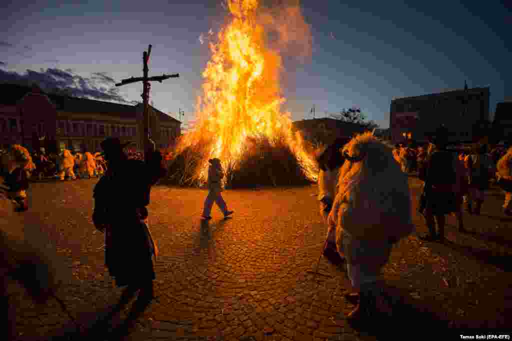 آلمانی&zwnj;ها یا پرتغالی&zwnj;ها از جمله مردمانی بودند که کارناوال&zwnj;های برآمده از آیین مسیحی را به برخی کشورهای آفریقایی بردند.&nbsp;در آمریکا اما کارناوال رواج گسترده&zwnj;ای دارد؛ از ونزوئلا و پرو، تا برزیل و پاناما، پوئرتوریکو، هائیتی و تقریبا تمامی دیگر کشورهای قاره آمریکا.
