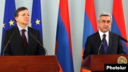 Armenia - President Serzh Sarkisian (R) and European Commission President José Manuel Barroso at a news conference in Yerevan, 1Dec2012.