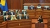 Kabineti qeveritar i udhëhequr nga kryeministri Albin Kurti dhe shefja e grupit parlamentar të Lëvizjes Vetëvendosje, Arbërie Nagavci, gjatë seancës më 27 prill 2026.