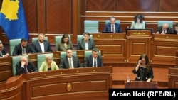 Kabineti qeveritar i udhëhequr nga kryeministri Albin Kurti dhe shefja e grupit parlamentar të Lëvizjes Vetëvendosje, Arbërie Nagavci, gjatë seancës më 27 prill 2026.