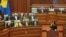 Kabineti qeveritar i udhëhequr nga kryeministri Albin Kurti dhe shefja e grupit parlamentar të Lëvizjes Vetëvendosje, Arbërie Nagavci, gjatë seancës më 27 prill 2026.