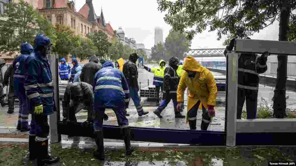 Pozsonyban árvízvédelmi gátakat állítottak fel.&nbsp;Budapesten és Prágában úgyszintén&nbsp;