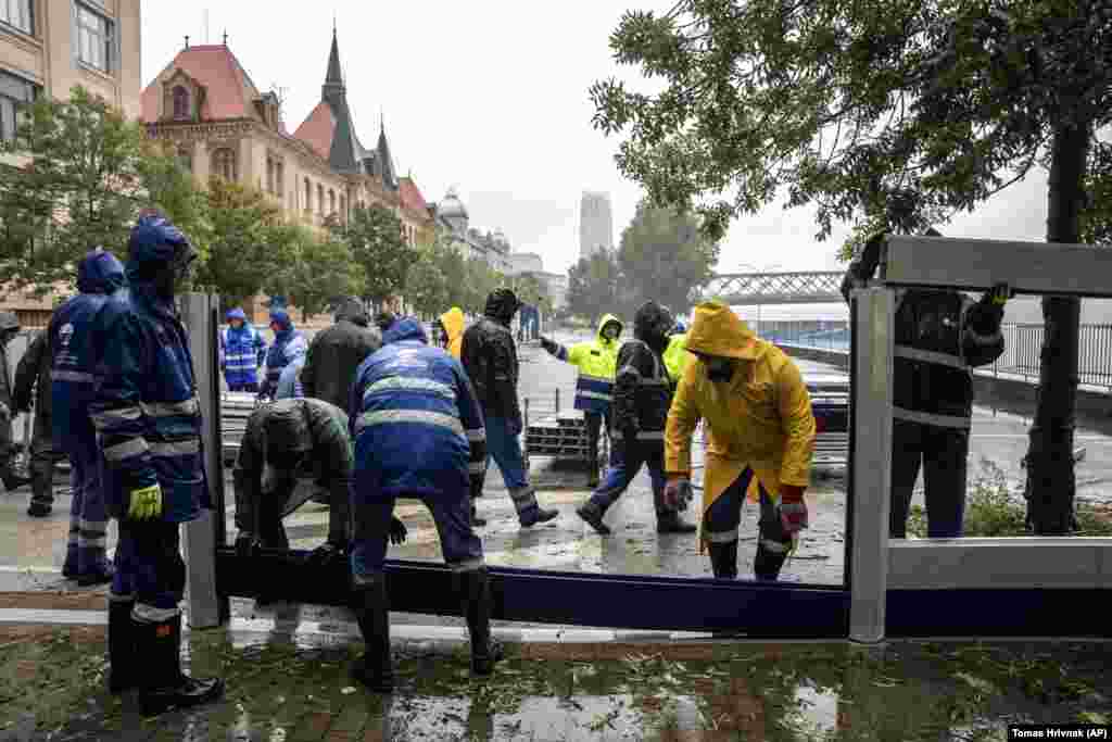 Словакиянын борбору Братислава. Дунай дарыясынын деңгээли көтөрүлгөндөн кийин дамба орнотуп жаткандар. Мындай тосмолор Венгриянын борбору Будапештте жана Влтава дарыясы нуктан ашкан Чехиянын борбору Прагада да орнотулган.