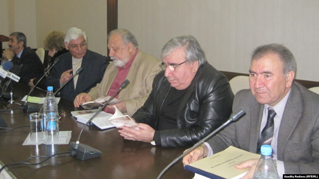 Arxiv foto, Ziyalılar Forumunun toplantılarından biri. 