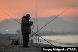 Рыбак на берегу. Саки, Крым, 2021 год