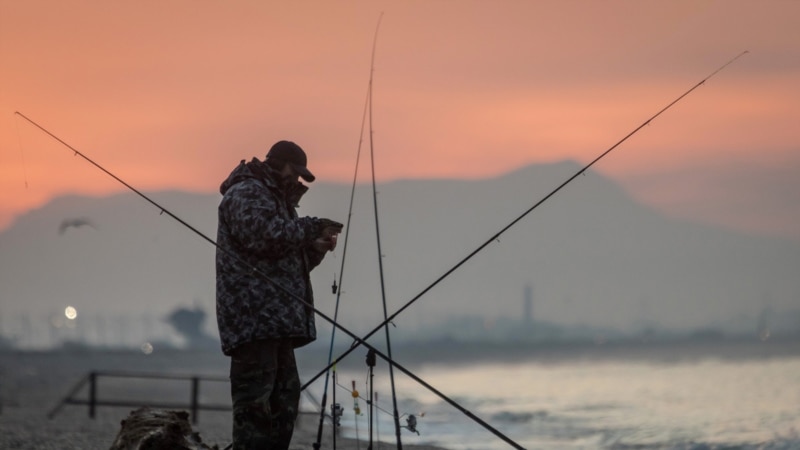 Рыбак на берегу Черного моря в Саках | Крымское фото дня
