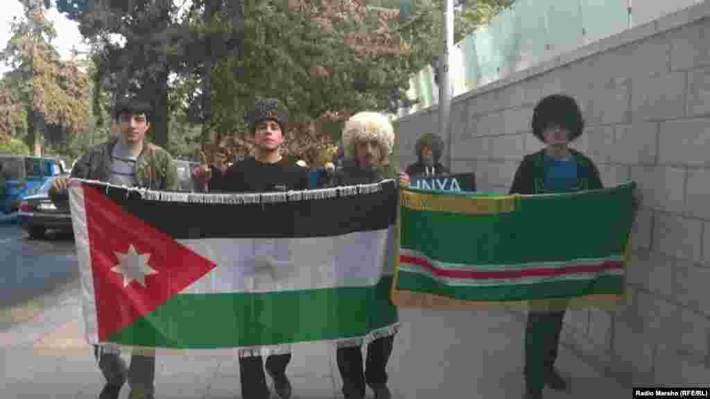 Урдунерчу Оьрсийчоьнан векалтна хьалха нохчаша а, чергазаша а хIоттийна гулам. Бакир Хьамидан сурт.