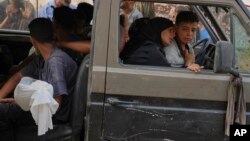 Trupul lui Mohammed Al-Sukni, un băiat care a fost ucis în timp ce încerca să ajungă la camioanele care distribuiau alimente, este cărat cu o mașină pentru a fi înmormântat, în timp ce mama sa stă în fața vehiculului. Orașul Gaza, 21 august 2025.