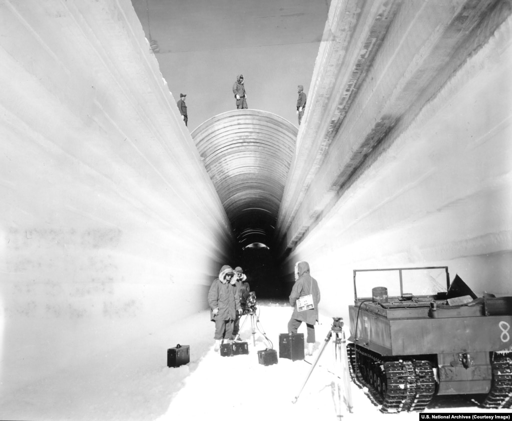 Një foto nga Camp Century, vendi i projektit top-sekret të Krimbit të Akullit në Grenlandë në vitin 1960.