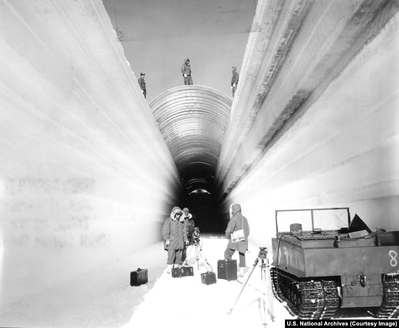 Një foto nga Camp Century, vendi i projektit top-sekret të Krimbit të Akullit në Grenlandë në vitin 1960.