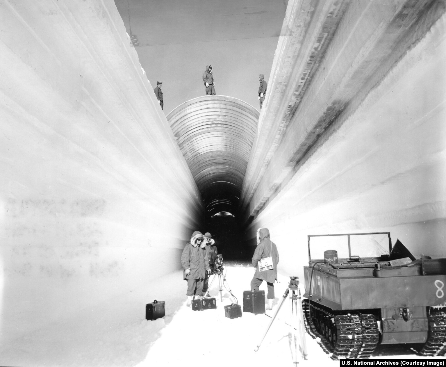 Një foto nga Camp Century, vendi i projektit top-sekret të Krimbit të Akullit në Grenlandë në vitin 1960.