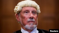 Judecătorul britanic Malcolm Shaw, la Curtea Internațională de Justiție, în timpul judecării cererii Africii de Sud de a dispune oprirea ofensivei Israelului Rafah în Gaza, la Haga, pe 24 mai.
