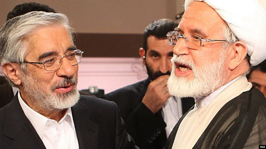 مهدی کروبی (راست) و میرحسین موسوی، رهبران جنبش سبز در سال ۱۳۸۸