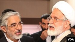 مهدی کروبی (راست) همراه با میرحسین موسوی و زهرا رهنورد از بهمن ۸۹ در حبس خانگی قرار دارند.