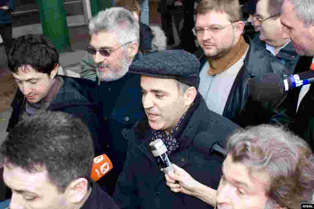 В сопровождении журналистов они отправились в ЦИК