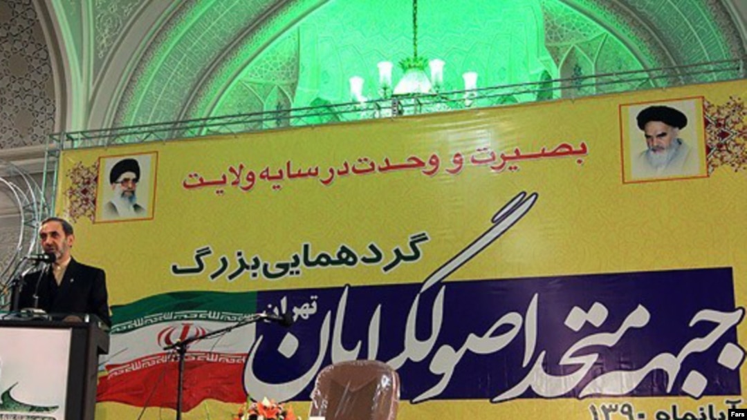 علی اکبر ولایتی، سخنگوی جبهه متحد اصولگرایان در حال سخنرانی در نشست دو روزه این ائتلاف سیاسی در تهران.