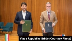 Ministri i Telekomunikacionit i Iranit, Seyed Sattar Hashemi(majtas), dhe Dejan Ristiq, ministri i Informacionit dhe Telekomunikacionit i Serbisë, pas nënshkrimit të Memorandumit të Bashkëpunimit në fushën e inteligjencës artificiale, më 27 shkurt 2025.