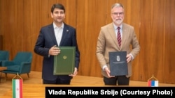 Ministar komunikacija i informacionih tehnologija Irana Sejed Satar Hašemi (levo) i Dejan Ristić, tadašnji ministar informisanja i telekomunikacija Srbije, nakon potpisivanja Memoranduma o saradnji u oblasti veštačke inteligencije, 27. februar 2025. 